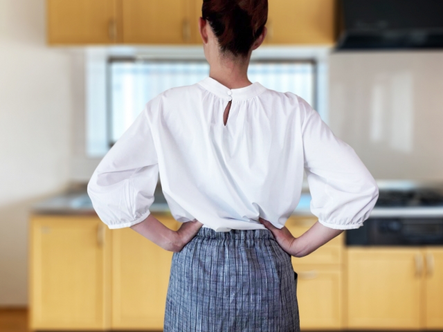 キッチンで悩む女性